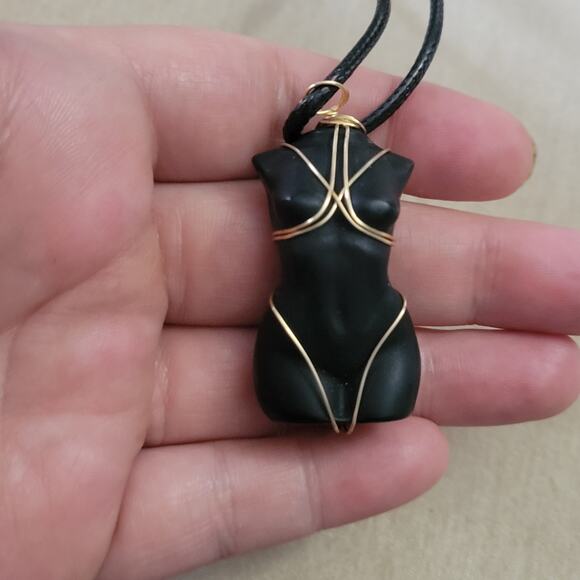 Obsidian crystal wire wrapped curvy goddess statue necklace - Picture 3 of 3